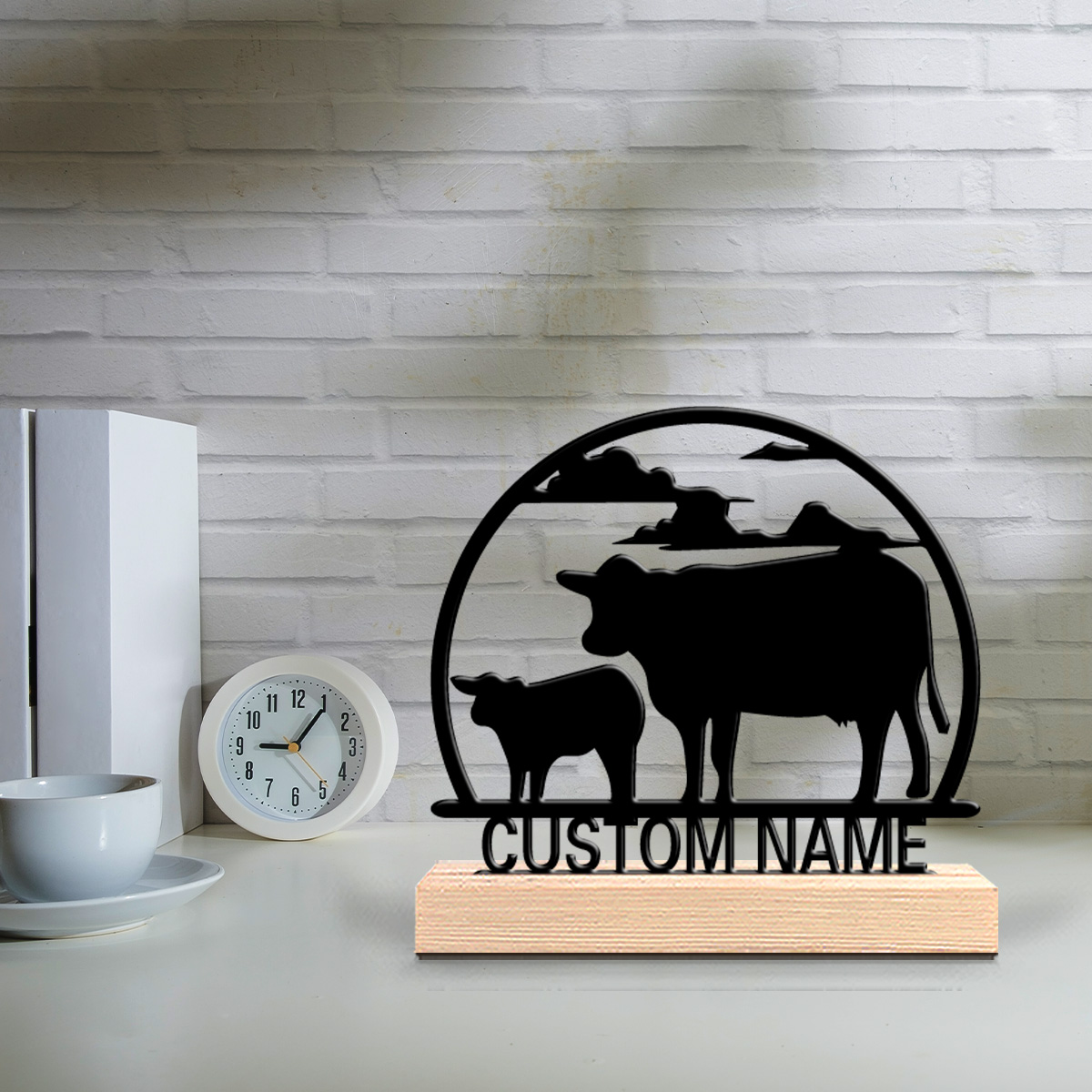 Art Craft Wood - รูปปั้นโลหะรูปวัวแฟชั่น 1 ชิ้น ปรับแต่งชื่อได้ งานศิลปะตกแต่งบ้านพร้อมฐานไม้ ประติมากรรมโลหะพร้อมฐานไม้สำหรับตั้งโต๊ะ
